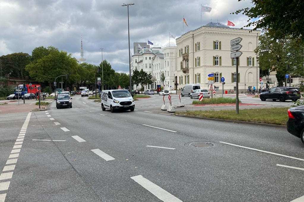 Kreuzung vielbefahrende Straße in Hamburg