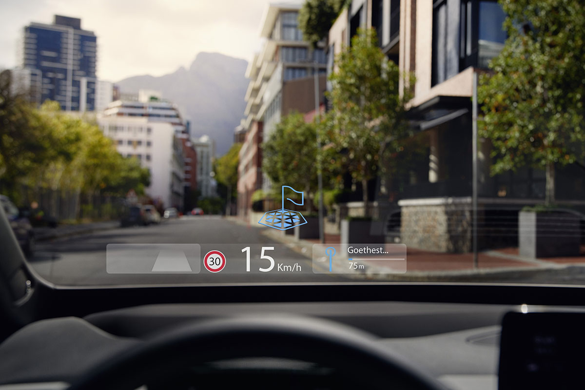 Blick aus der Frontscheibe auf die Straße - mit eingeblendetem Head-up-Display, das die aktuelle Fahrgeschwindigkeit anzeigt.