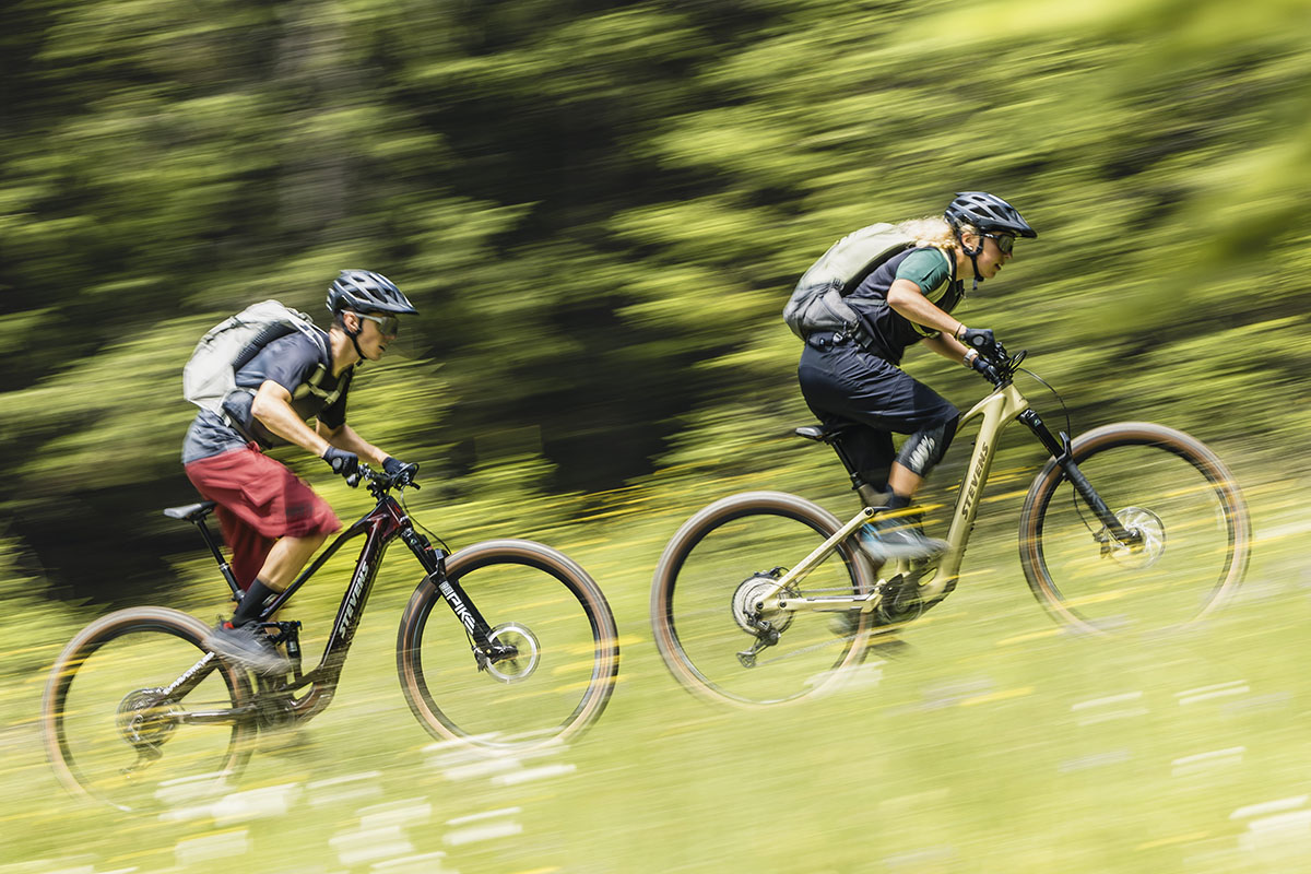 Zwei E-Mountainbike-Fahrer unterwegs im Gelände.