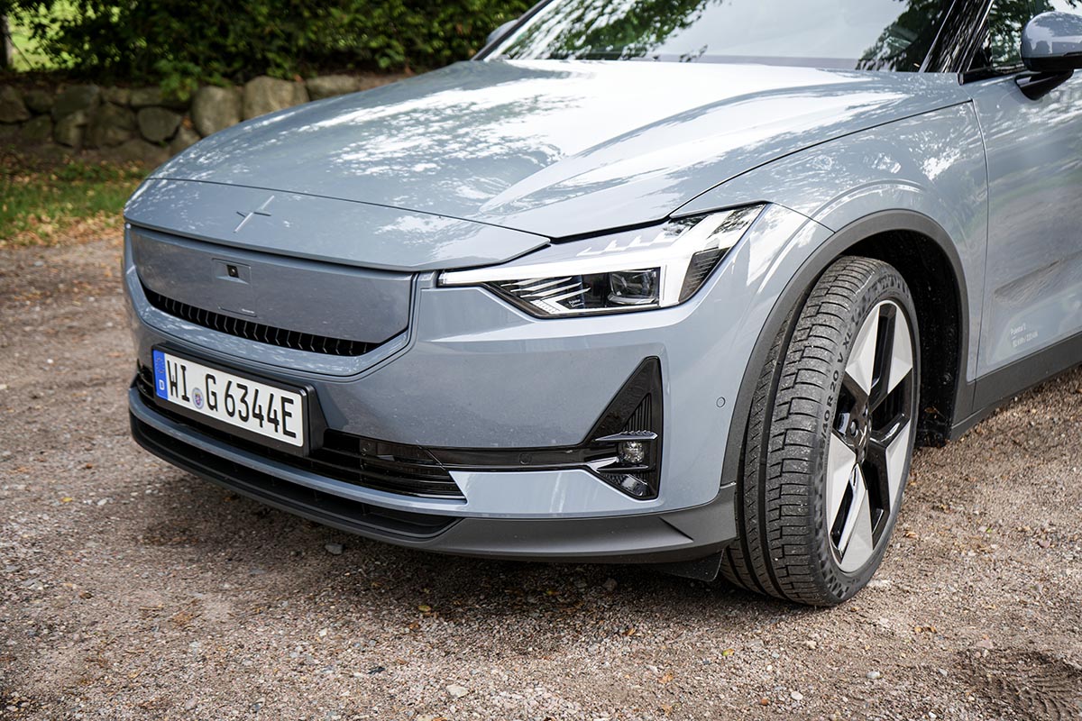 Detailaufnahme der Front mit Motorklappe beim E-Auto Polestar 2.