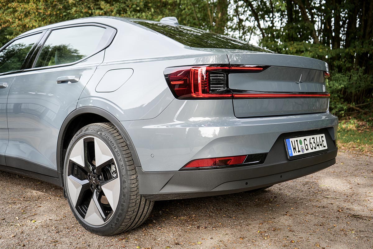 Aufnahme des Hecks beim E-Auto Polestar 2