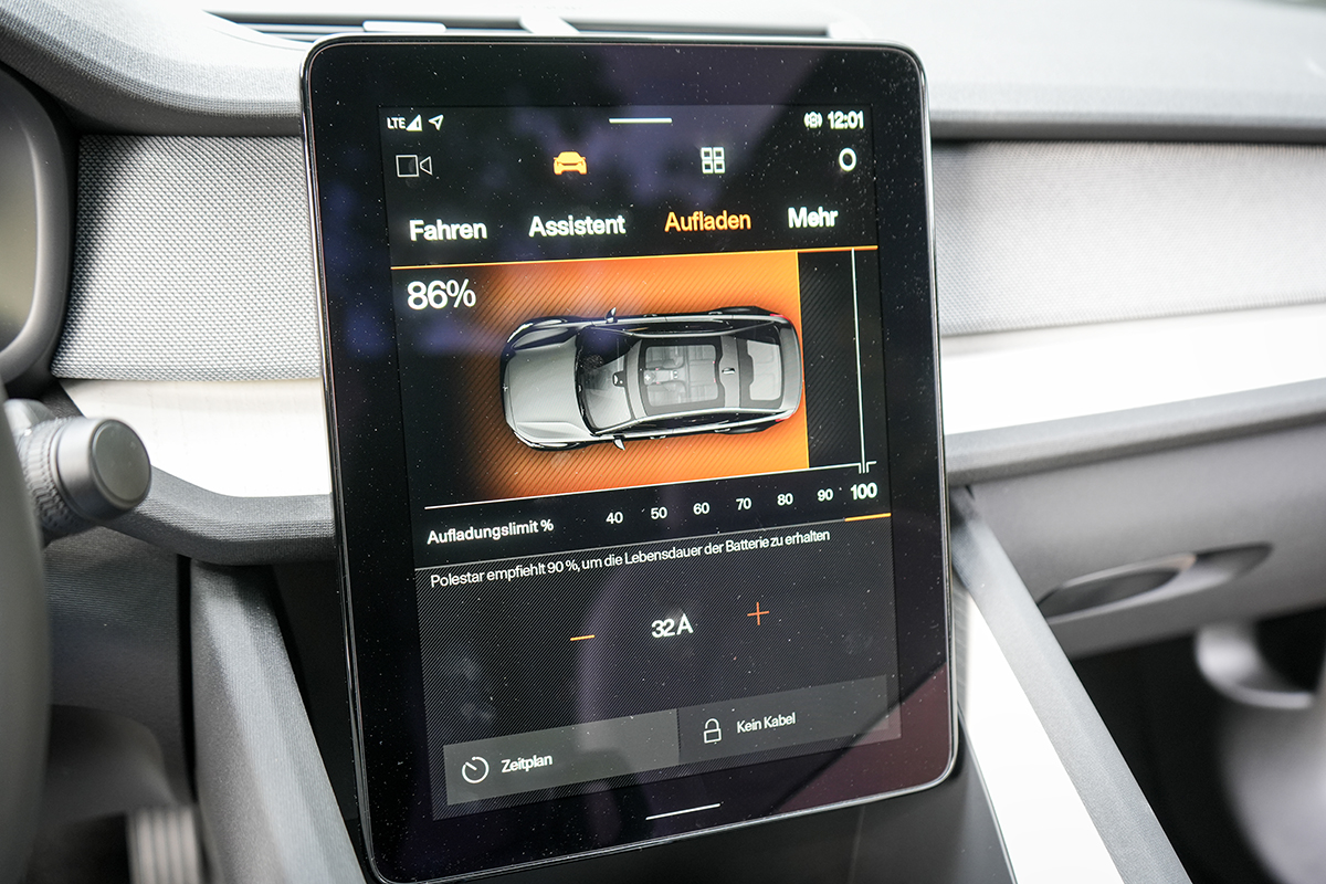 Ladestand eines E-Autos werden auf einem Infotainment-Display angeziegt