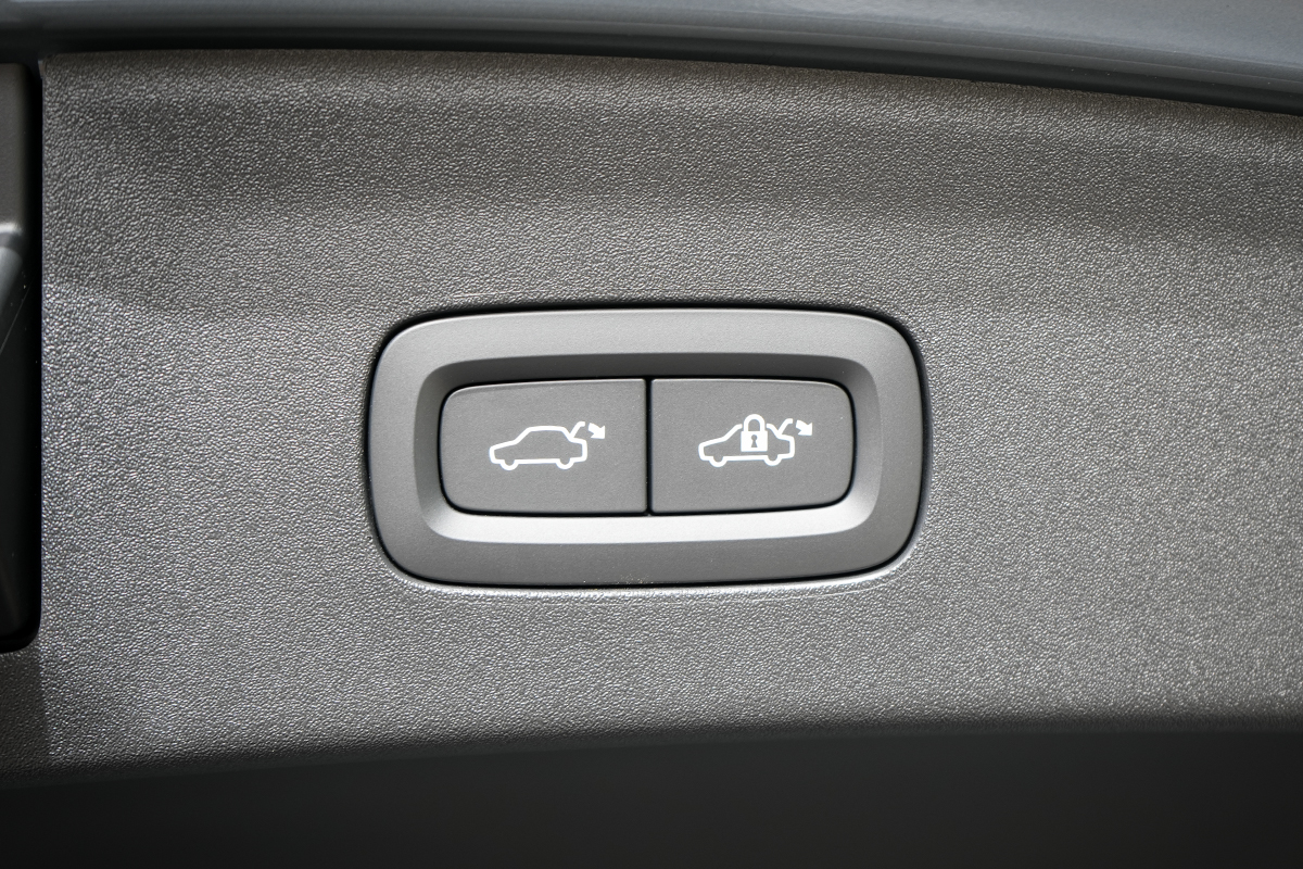 Knöpfe zum Öffnen und Schließen des Kofferraums bei einem E-Auto.