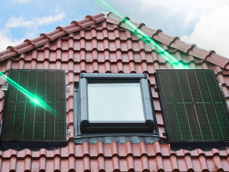Zwei Solarpanels neben einem Dachschrägenfenster. Die Sonnenstrahlen sind mit grünen Linien schematisch eingezeichnet.