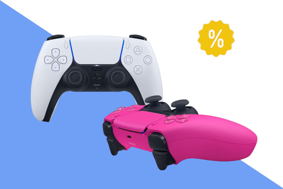 Zwei PS5-Controller in weiß und in pink, der weiße frontal aufgestellt, der pinke versetzt von der Seite hingelegt auf blau weißem Hintergrund mit gelben Prozentzeichen rechts oben