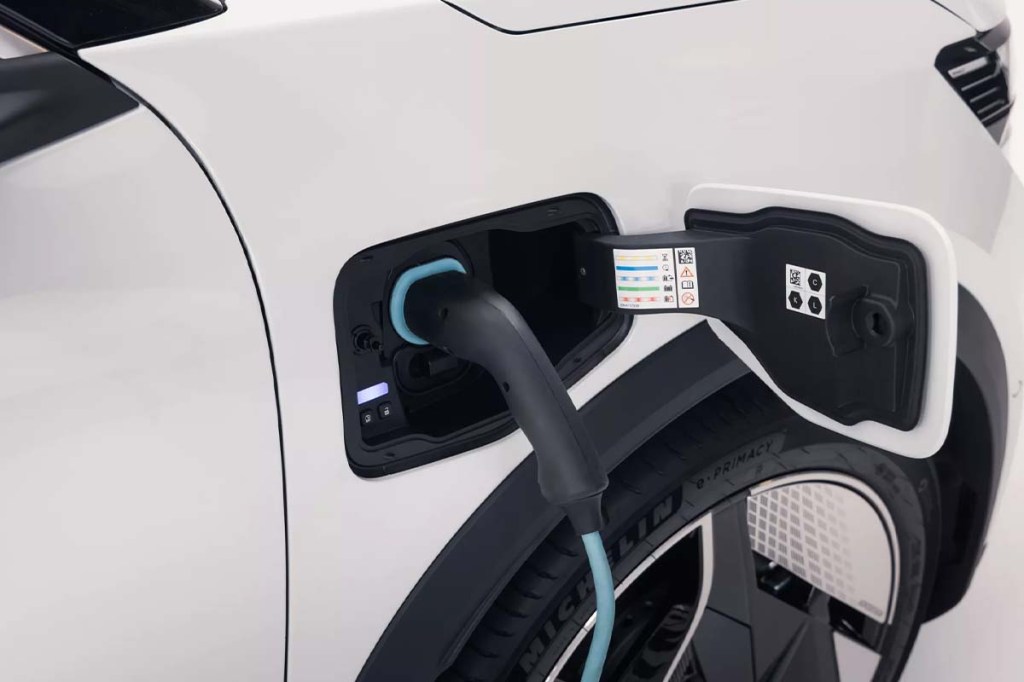 Nahaufnahme Ladekabel in Ladebuchse beim Renault Scenic E-Tech Electric