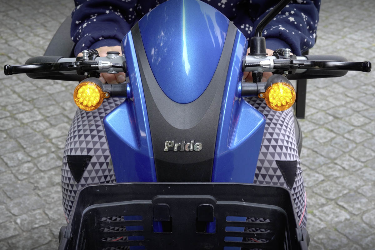 Blaues Seniorenmobil Kolja Ultra von vorn mit Frontlicht im Fokus