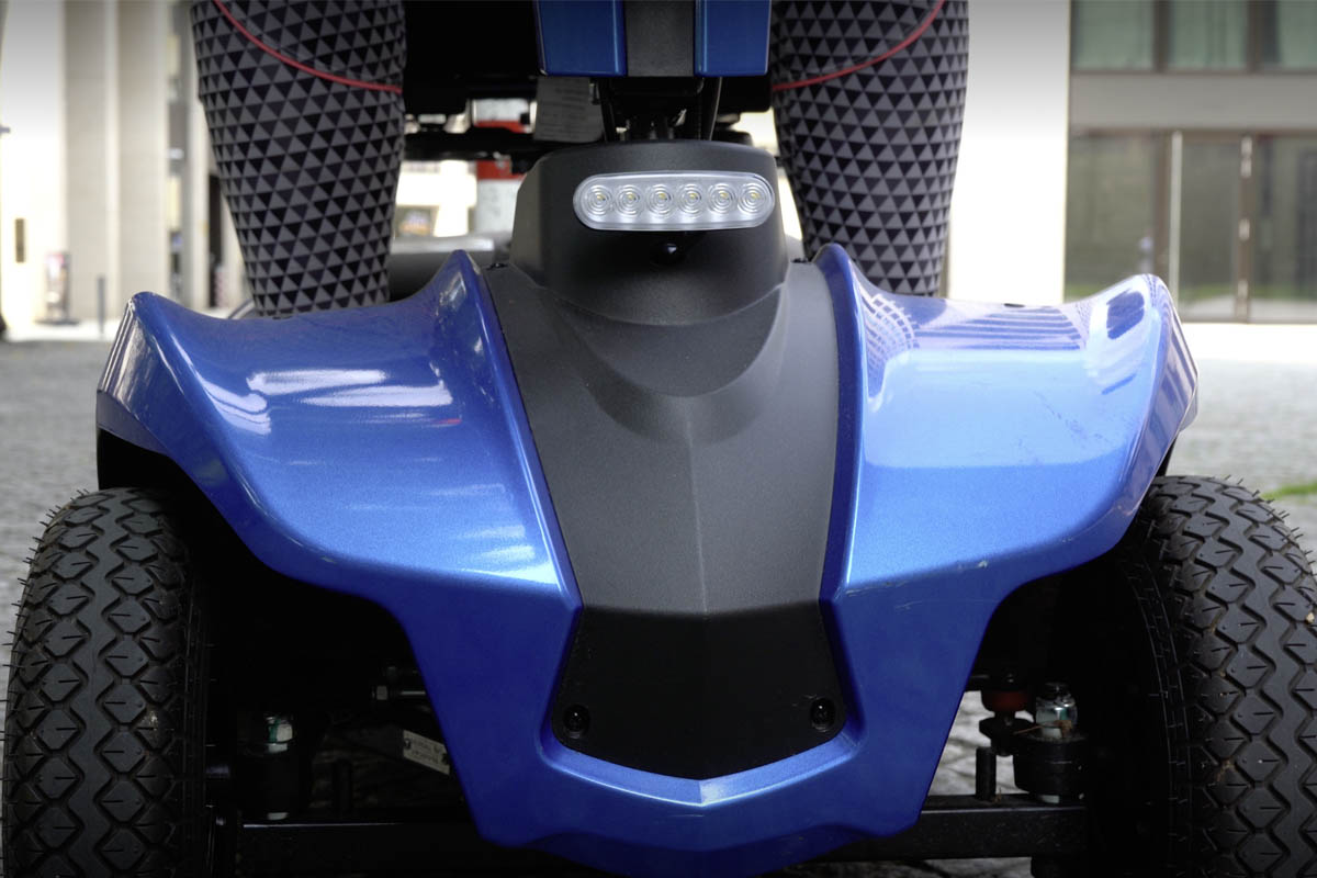 Blaues Seniorenmobil Kolja Ultra von hinten mit Rücklicht im Fokus