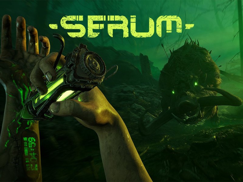 Titelbild des Spiels Serum - ein Mensch rammt sich eine Spritze mit grünem Inhalt in den Arm, im Hintergrund stürmt ein Wildschwein mit grün leuchtenden Augen heran