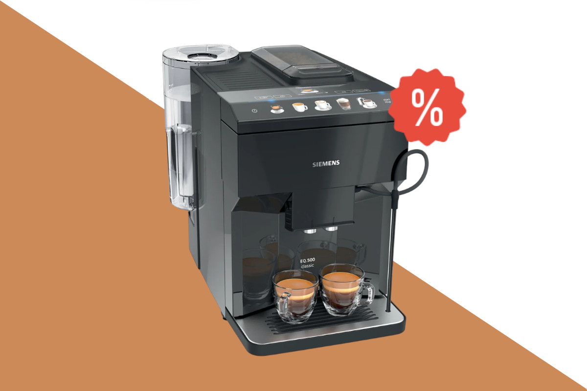 Schwarzer Siemens EQ.500 Kaffeevollautomat schräg von vorne mit zwei durchsichtigen Glastassen mit Kaffee auf braun weißem Hintergrund mit rotem Prozentzeichen oben rechts