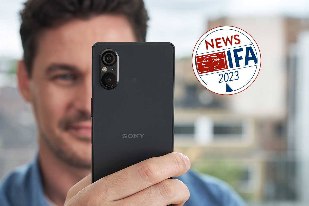 Ein Mann hält das schwarze Smartphone Sony Xperia 5 V in die Kamera.