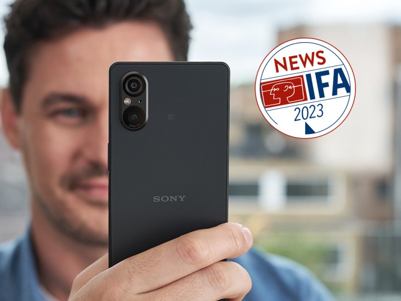 Ein Mann hält das schwarze Smartphone Sony Xperia 5 V in die Kamera.
