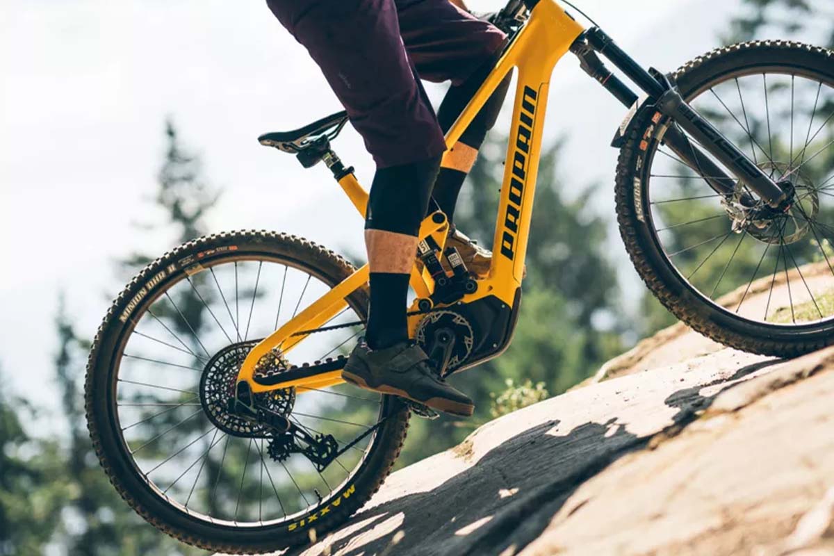 Mountainbike, Fahrer im Anschnitt, fährt einen Berg hoch