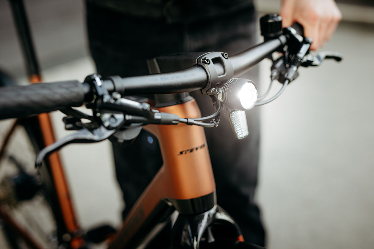 Detailaufnahme des des Vorderlichts beim City-E-Bike E-STRADA 8.3.4 FEQ von Stevens.