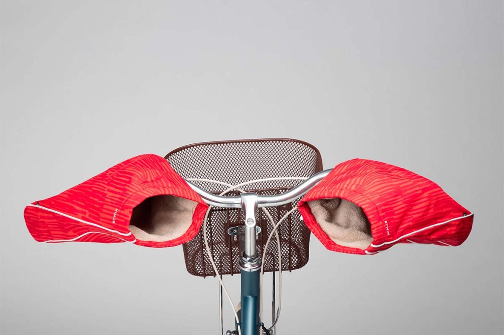 Nahaufnahme Fahrradstulpen am Lenker, aus Sicht des Radfahrers