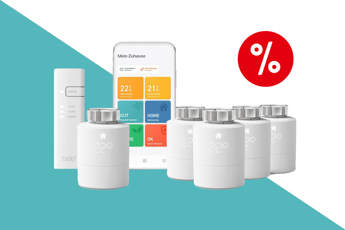 Fünf weiße Heizkörperthermostate aufgereiht, dazwischen ein weißen aufgestelltes Smartphone mit sechs bunten Kacheln und links am Rand aufgestellt ein längliches weißes Gerät von Tado auf türkis weißem Hintergrund mit rotem Prozentzeichen rechts oben