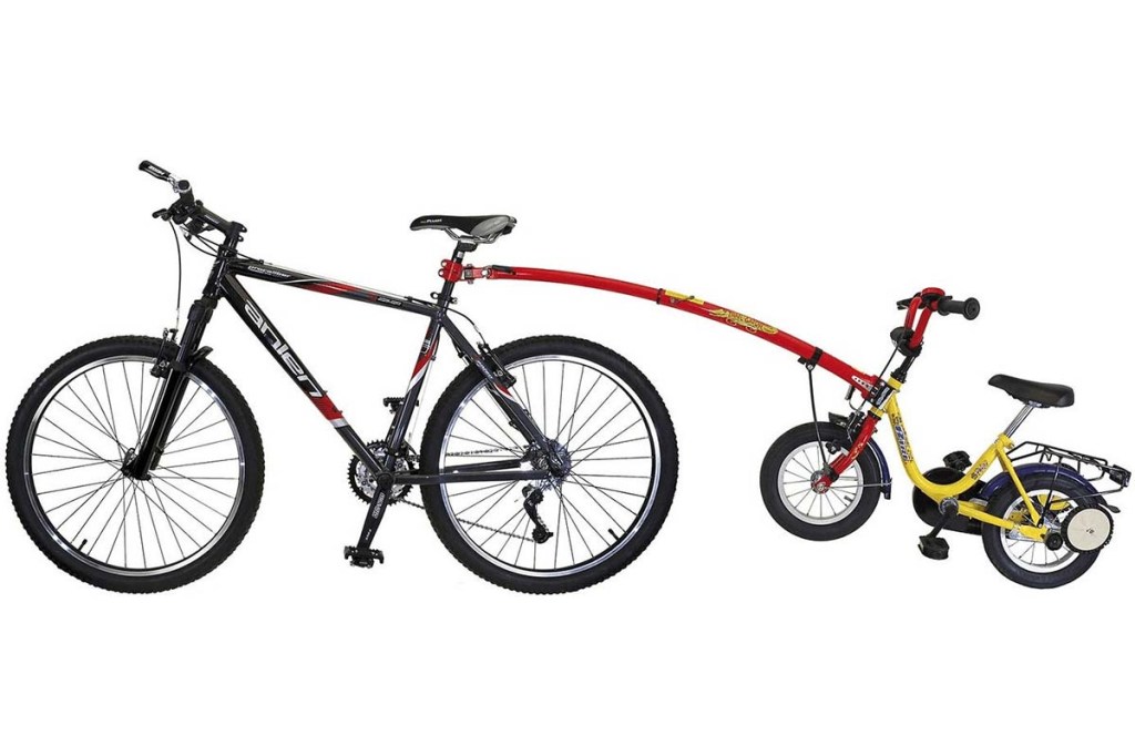 Productshot: Ein Fahrrad für Erwachsene und ein Kinderfahrrad hintereinander, sie sind mit einer Tandemstange verbunden