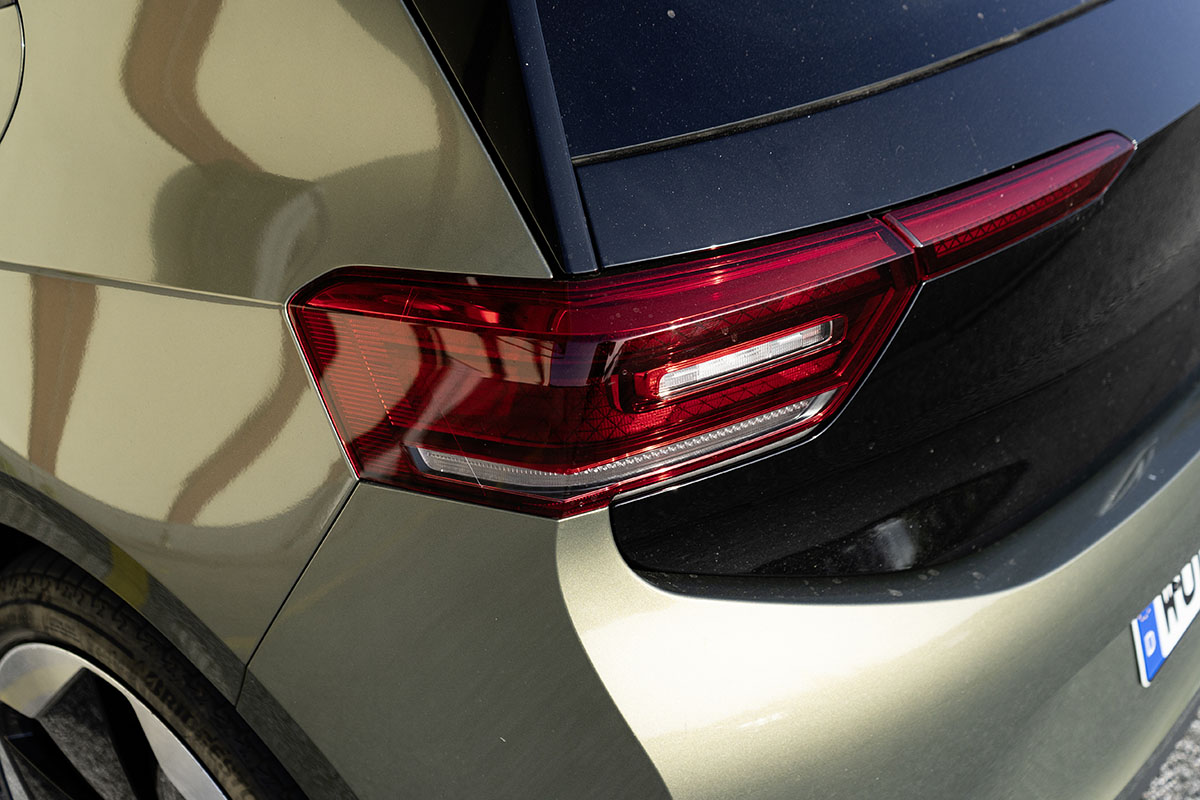 Detailaufnahme des hinteren linken Rücklichts beim E-Auto VW ID.3 Pro.