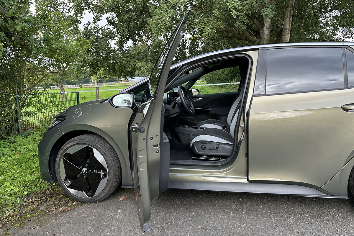 E-Auto VW ID.3 Pro: Blick von außen durch die geöffnete Fahrertürmins Fahrzeuginnere.