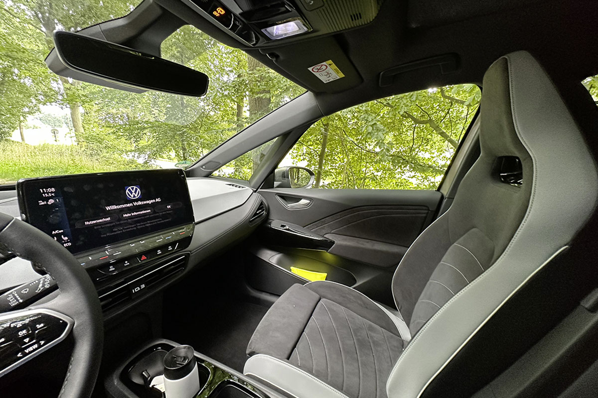 E-Auto VW ID.3 Pro: Blick aus dem Innenraum durch die seitlichen Fenster nach draußen,