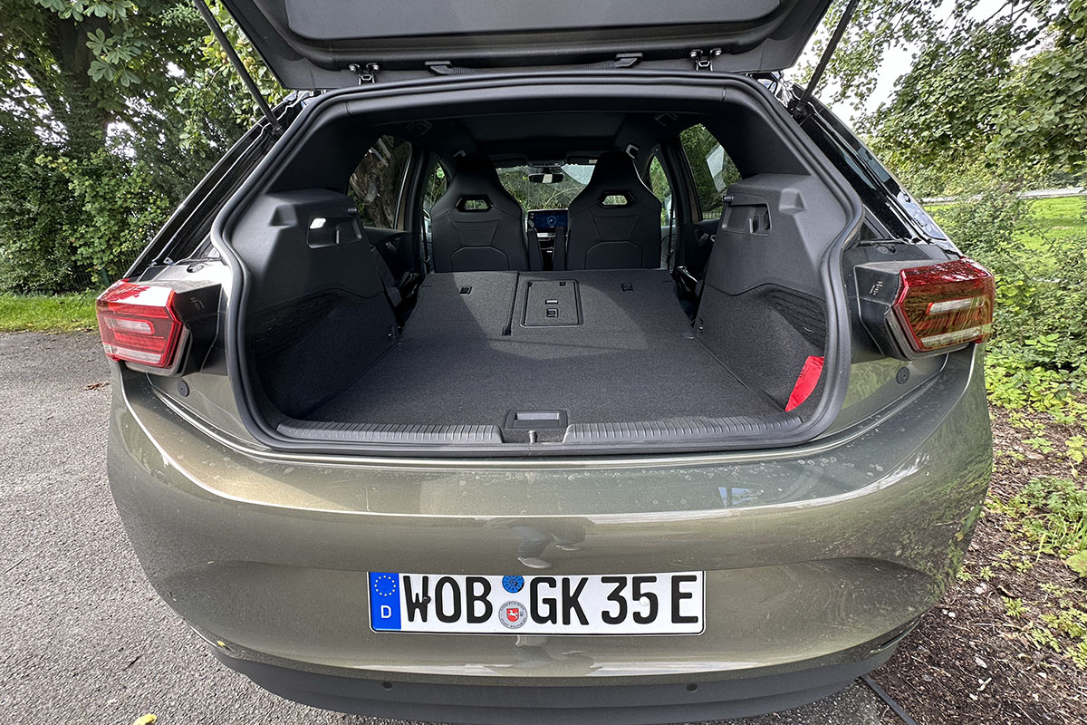 VW ID.3 Pro: Blick in den geöffneten Kofferraum. 