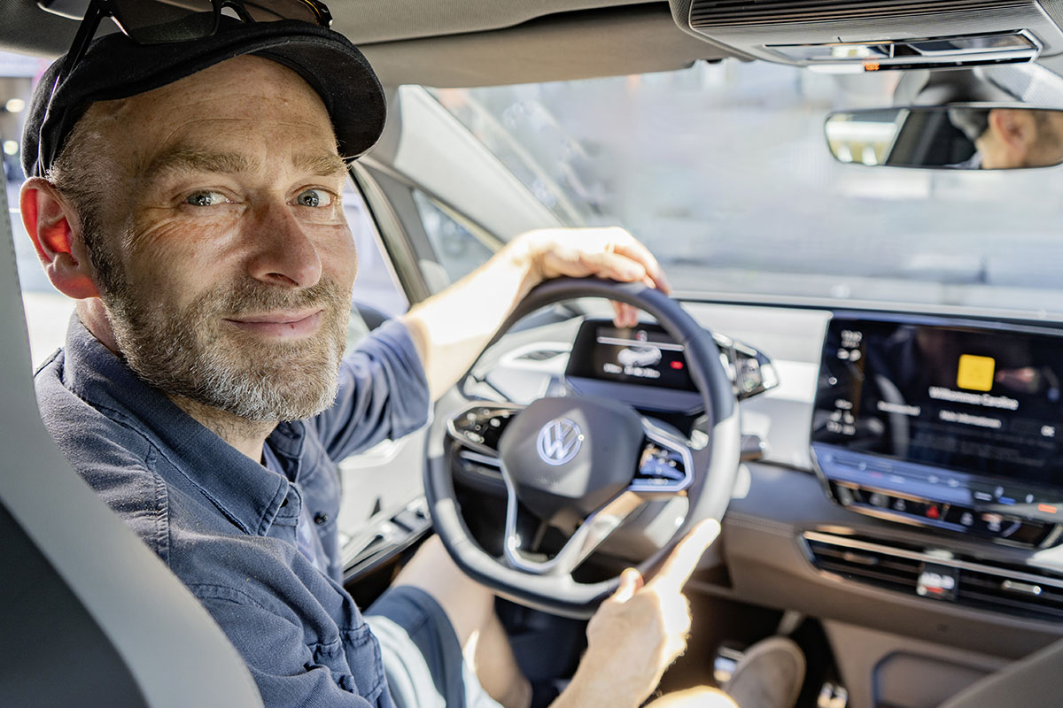 VW ID.3 Pro: Autofahrer, der am Lenkrad sitzt mit Schulterblick in den hinteren Bereich des Autos.