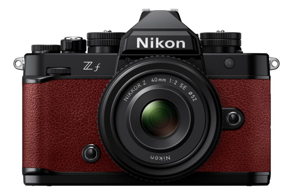 Nikon Z f in der Farbe Bordeaux-Rot.