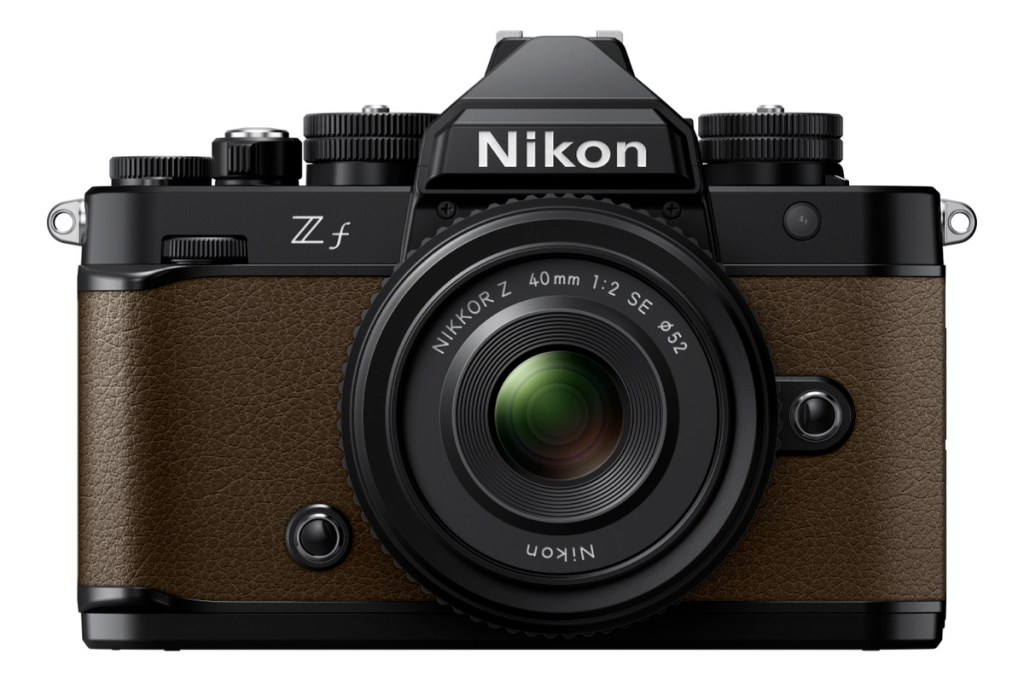 Nikon Z f in der Farbe Braun.