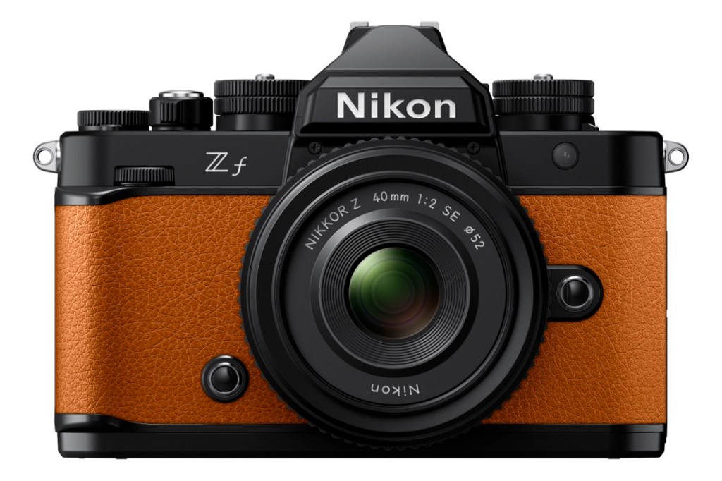 Nikon Z f in der Farbe orange.