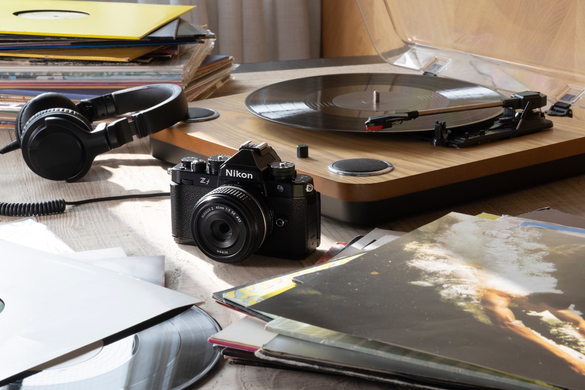 Nikon Z f auf einem Tisch mit Plattenspieler.