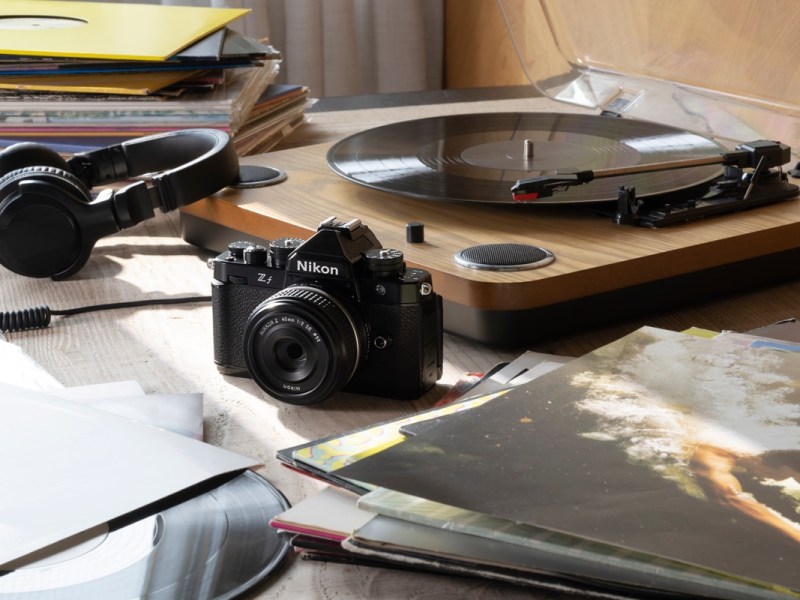 Nikon Z f auf einem Tisch mit Plattenspieler.