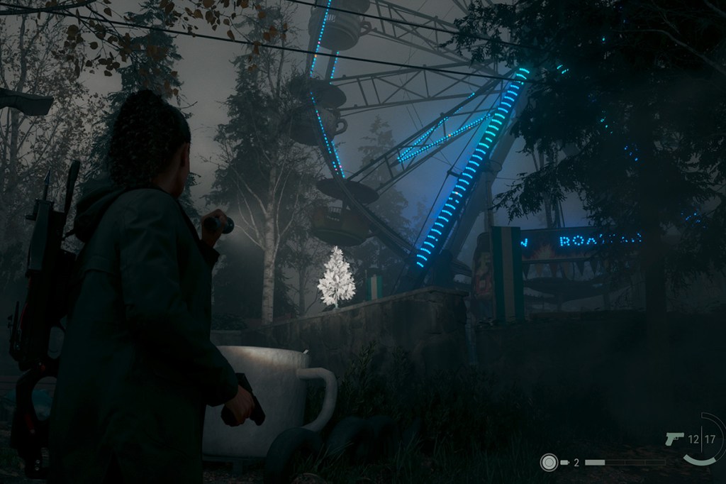 Ein Screenshot aus dem Videospiel Alan Wake 2. Man sieht die Figur Saga auf einem verlassenen Rummelplatz.
