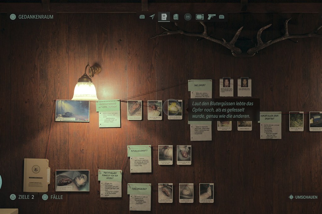 Ein Screenshot aus dem Videospiel Alan Wake 2. Man sieht eine Pinnwand mit Polizei-Hinweisen.