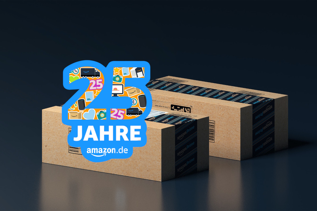 Zwei braune, rechteckige Pakete schräg von der Seite versetzt auf spiegelnder Oberfläche vor dunklem Hintergrund mit hellblau buntem Button in Form einer 25 mit Amazon-Logo unten
