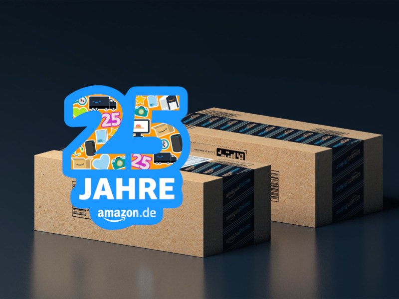 Zwei braune, rechteckige Pakete schräg von der Seite versetzt auf spiegelnder Oberfläche vor dunklem Hintergrund mit hellblau buntem Button in Form einer 25 mit Amazon-Logo unten