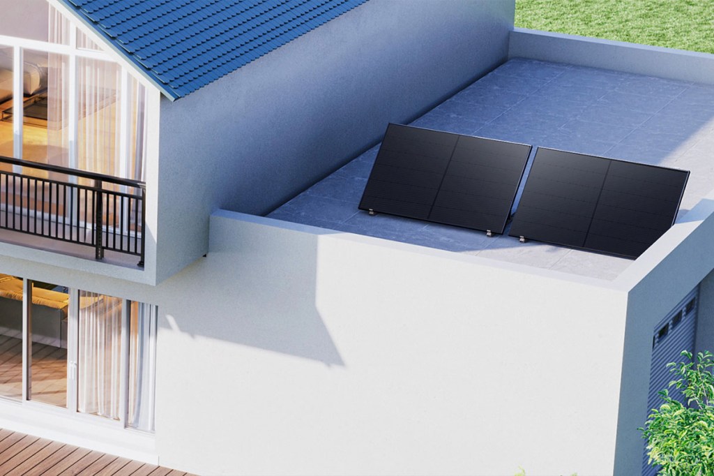 Die neuen Solarpanels des Anker Solix RS50B auf einem Flachdach eines Gebäudes.