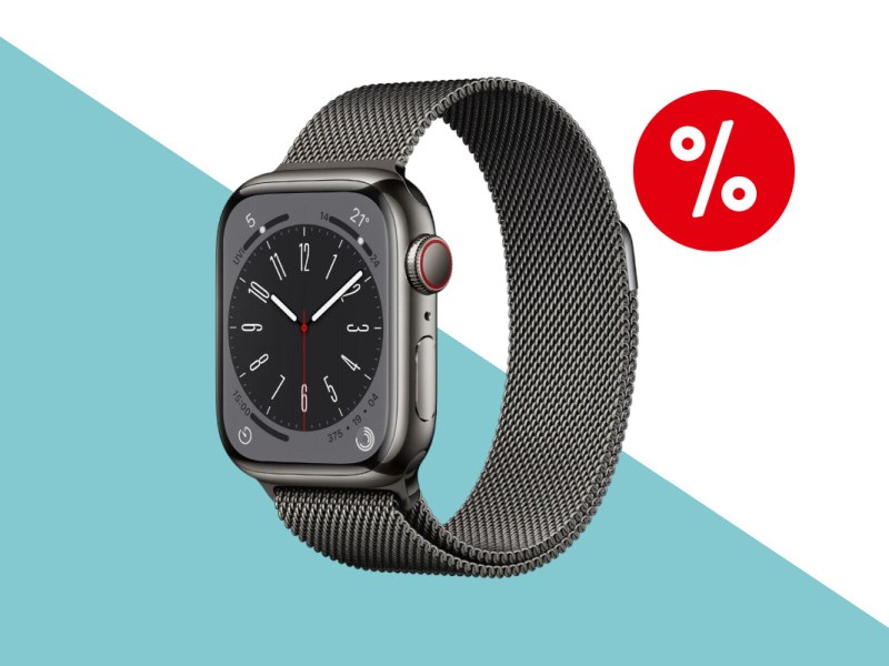 Dunkel silberne Apple Watch 8 schräg von vorne mit geschlossenem Kettenarmband auf türkis weißem Hintergrund mit rotem Prozentzeichen rechts oben