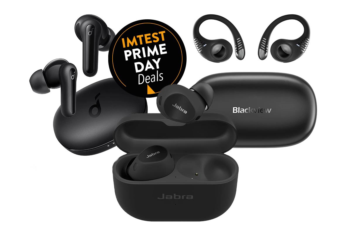 Drei Paar schwarze In-Ear-Kopfhörer oberhalb ihres jeweiligen Lade-Etuis in Dreieck angeordnet auf weißem Hintergrund mit schwarzem Button "IMTEST Prime Day Deals" links oben