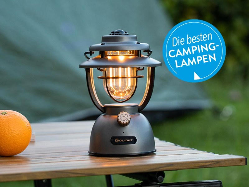 Camping-Laterne auf einem Holztisch.