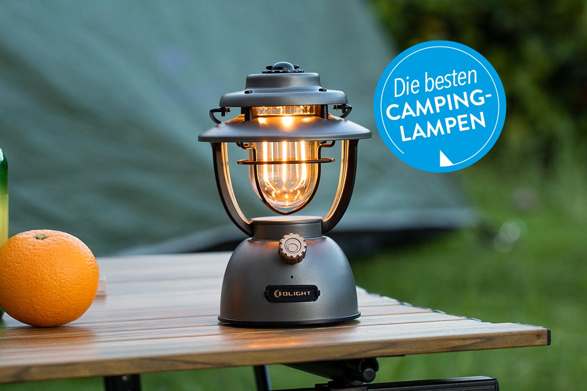 Camping-Laterne auf einem Holztisch.