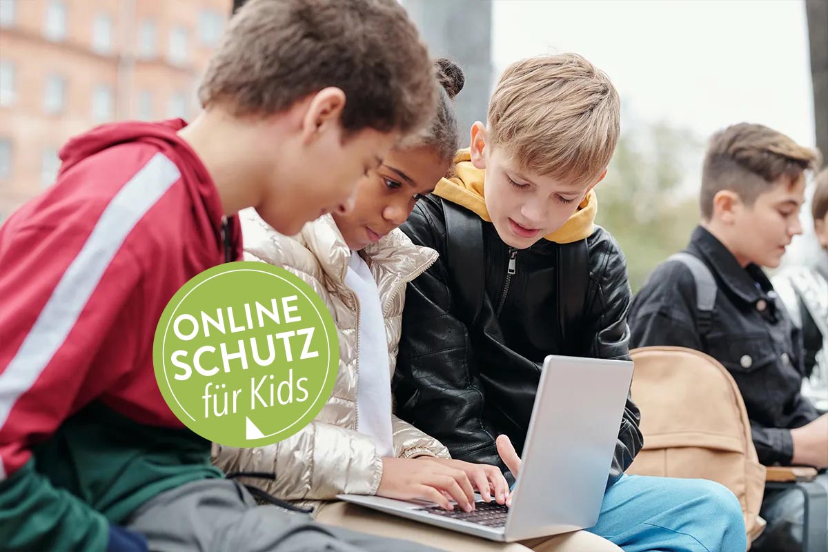 Kinder schauen auf einen Laptop-Bildschirm.