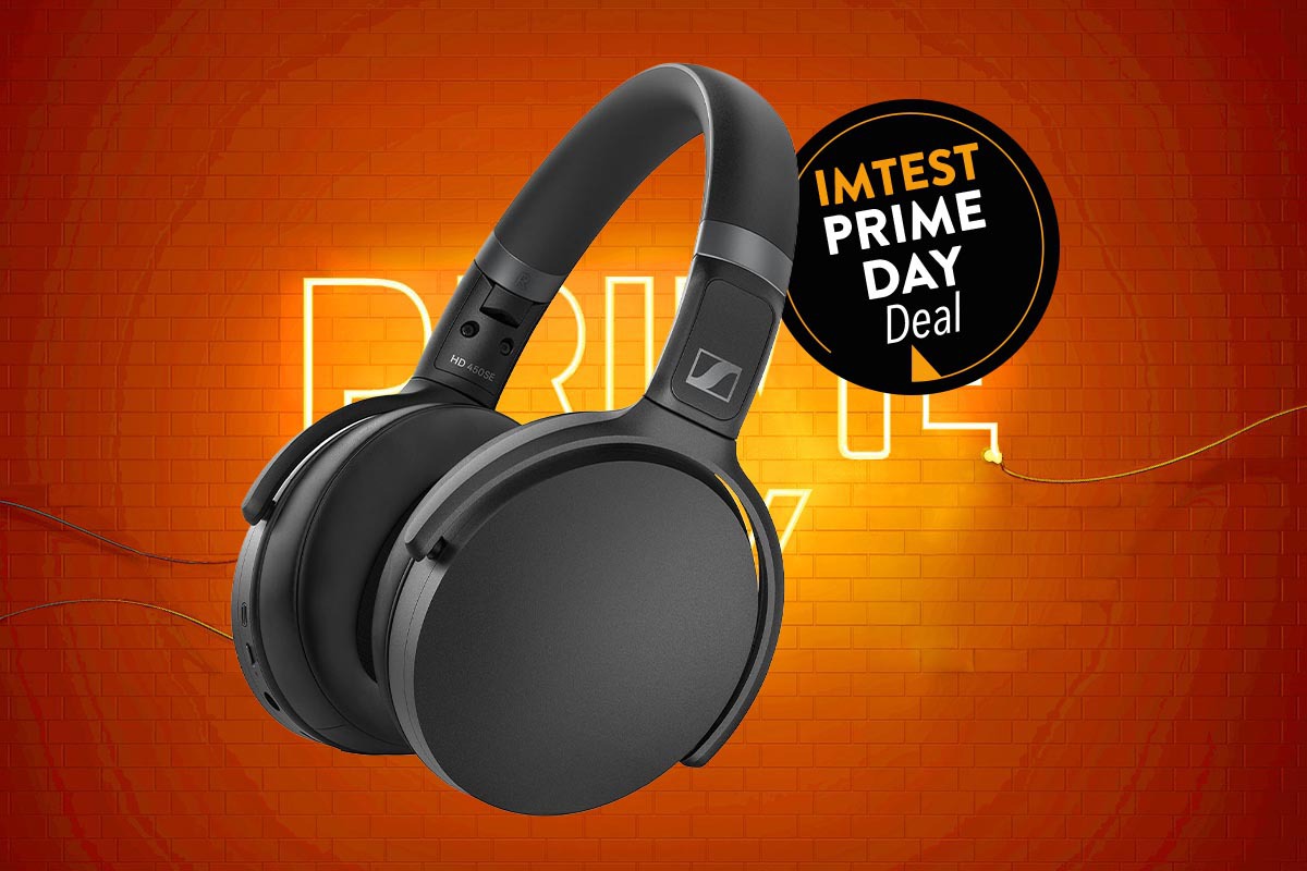 Kopfhörer von Sennheiser auf rotem Untergrund, dabei Amazon Prime Button