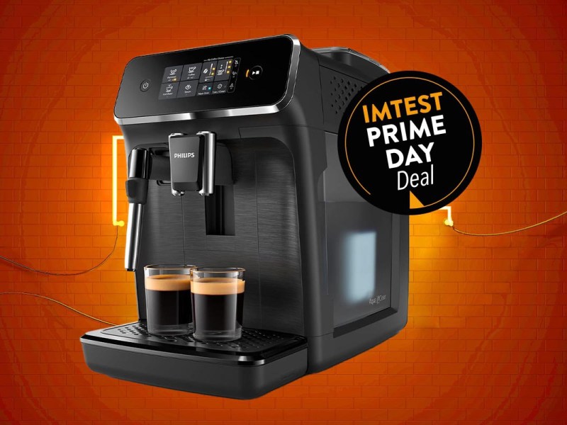 Productshot Kaffeevollautomat auf rotem Hintergrund mit Prime Day Button