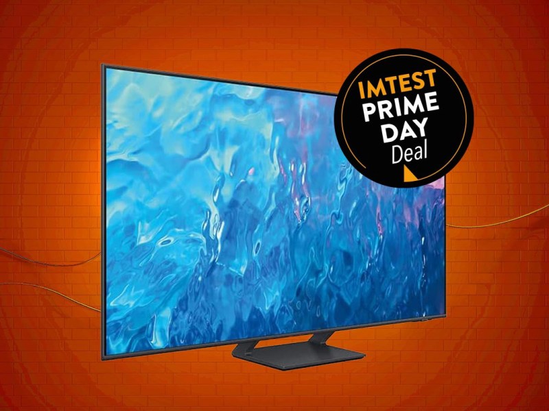 Fernseher auf rotem Hintergrund mit Prime Day Button