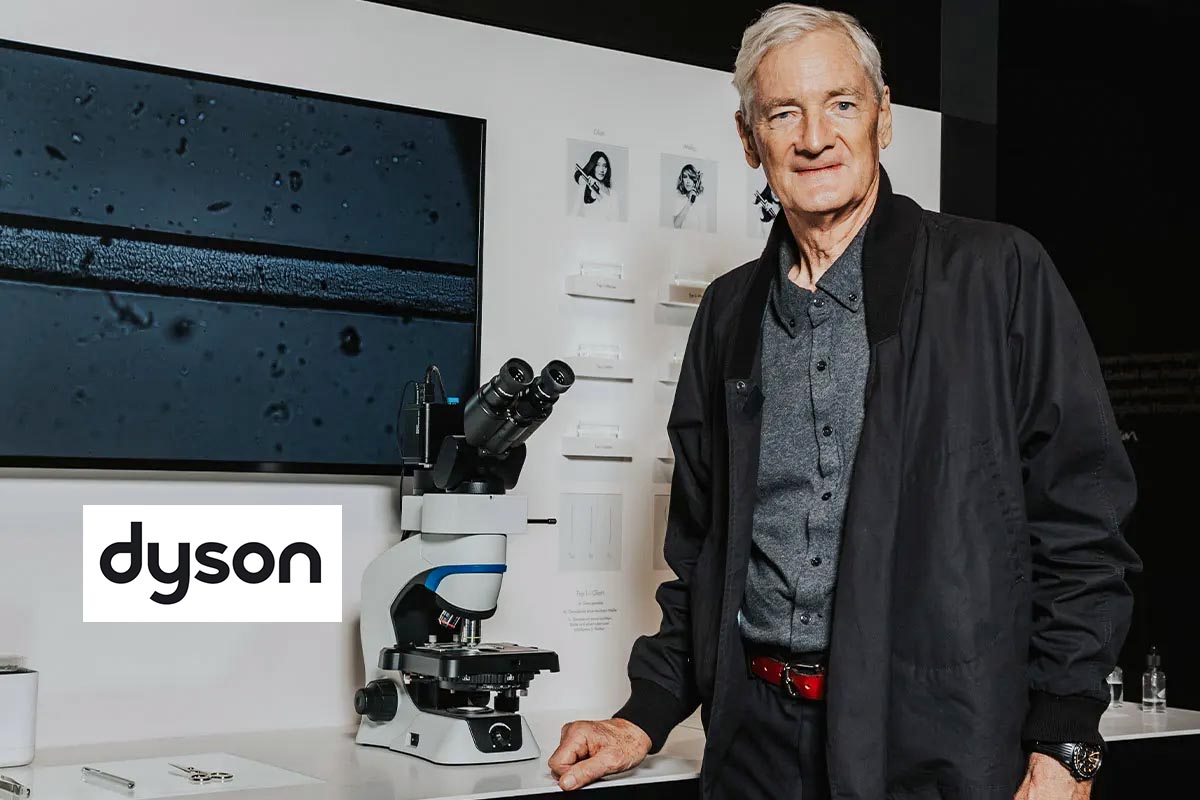 James Dyson im dem Hair Science Lab des Berlin Demo-Store.