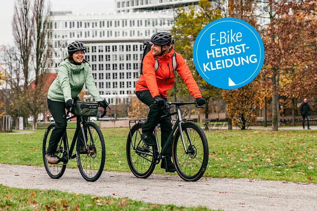 Zwei Personen auf dem Fahrrad unter freiem Himmel.