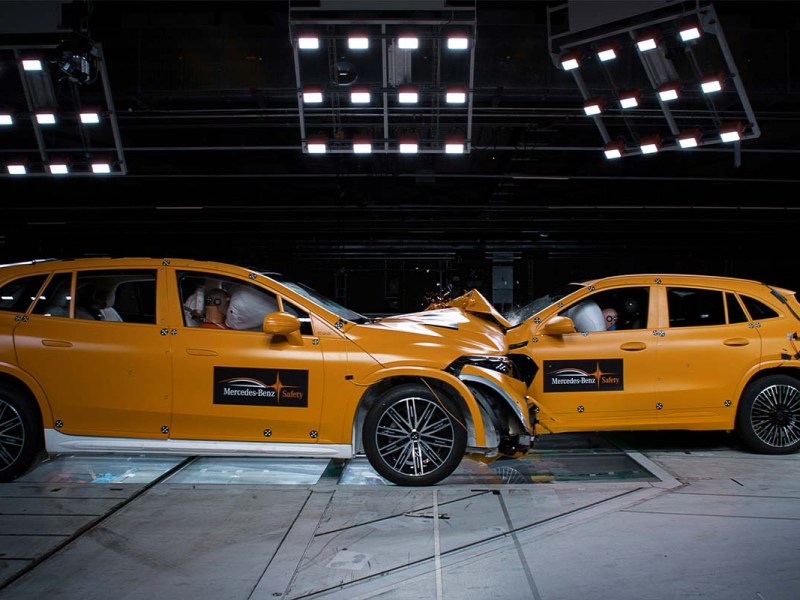 Zwei gelbe Autos nach einem Crashtest, wie sie frontal ineinander gefahren sind