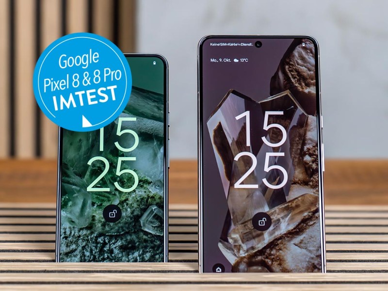 Das Google Pixel 8 und Pixel 8 Pro nebeneinander auf Holz stehend.
