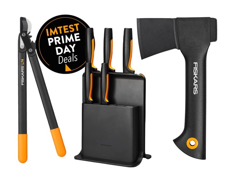 Productshot von Messerblock, Astschere und Axt von Fiskars mit Prime Day Button