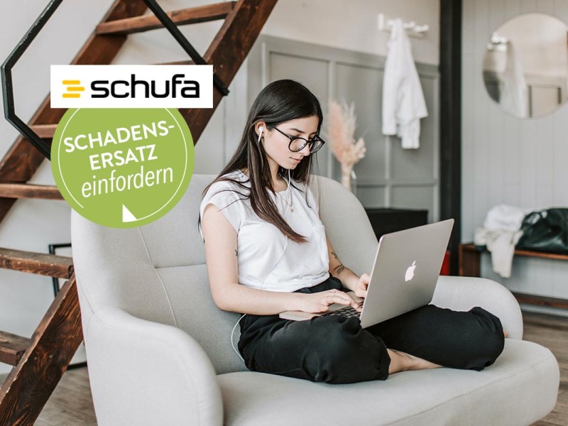 Das Foto zeigt eine Frau mit Laptop auf einem Sofa.